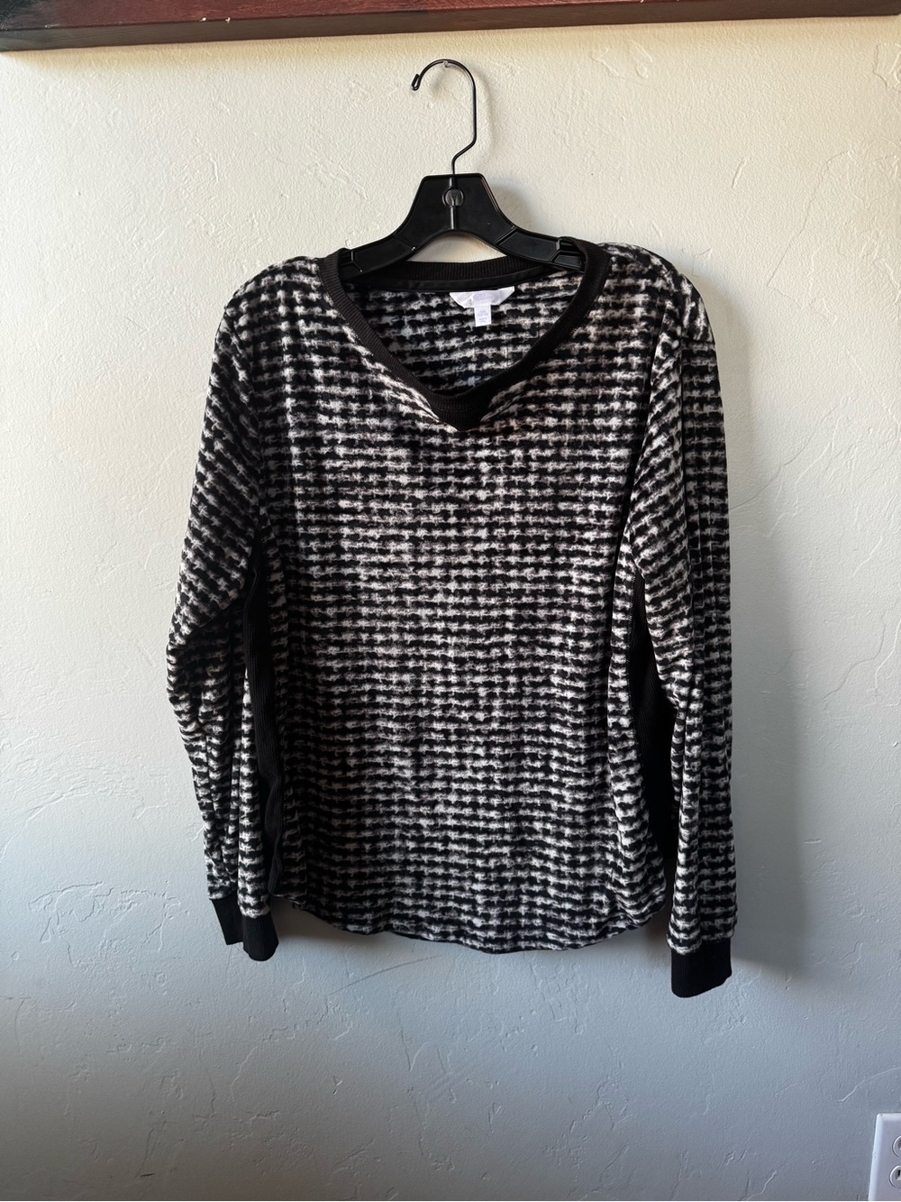 Secret Treasures Black & White V‑Neck Houndstooth Knit Sweater